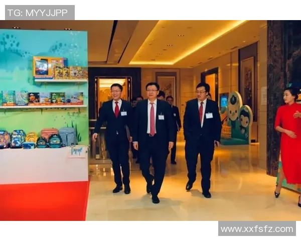 足球明星齐聚一堂共同庆祝荣耀时刻的精彩瞬间集体合影